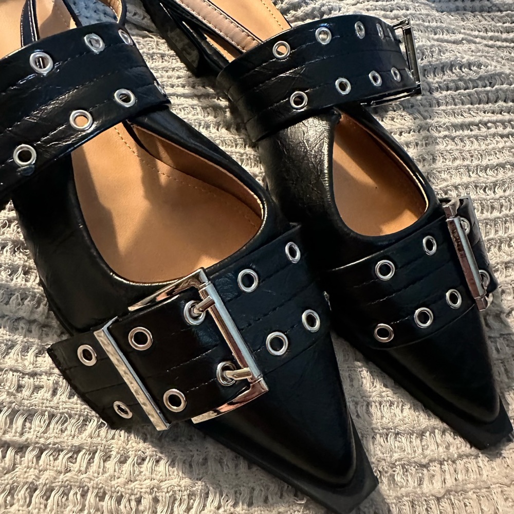 NEW ✨ Designer Inspired Flat Shoes Silver Buckle US 7 / 37